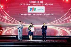Bà Nguyễn Thị Ngọc Diệp, Giám đốc kinh doanh vùng Hà Nội đại diện FPT Retail nhận giải thưởng Top 10 Công ty bán lẻ uy tín 2025.