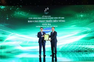 Đại diện CTCP Gemadept nhận giải Top 3 báo cáo Phát triển bền vững tốt nhất nhóm phi tài chính 