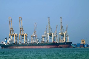 Điểm nghẽn dầu mỏ quan trọng nhất thế giới lại trở thành tâm điểm