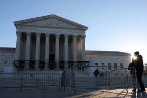 Tòa án Tối cao Mỹ tỏ dấu hiệu do dự trước đề nghị sa thải Thống đốc Fed Lisa Cook 