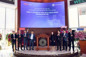Ban Lãnh đạo Hạ tầng GELEX thực hiện nghi thức đánh chiêng chào mừng ngày giao dịch đầu tiên cổ phiếu GEL.