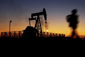 Giá dầu tăng lên mức cao nhất trong sáu tháng