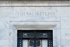 Phán quyết về thuế quan của Tòa án Tối cao làm lu mờ lộ trình lãi suất của Fed