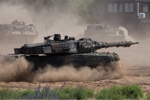 Chi tiêu cho quốc phòng và trí tuệ nhân tạo đẩy nợ toàn cầu tăng vọt