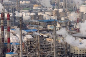 Cú sốc giá dầu làm trầm trọng thêm cuộc khủng hoảng ngành công nghiệp hóa dầu châu Á