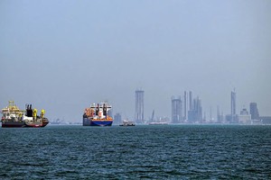 Eo biển Hormuz mở cửa từng phần, dòng tàu phân hóa