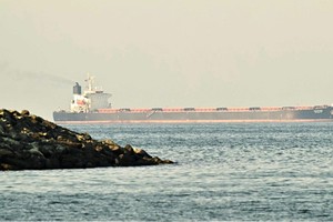 Người mua dầu đổ xô tìm nguồn thay thế khi nguồn cung gián đoạn