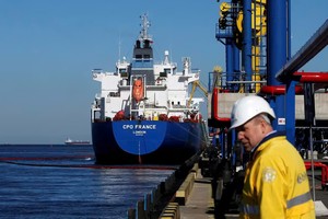 Châu Á chạy đua mua dầu Nga giữa khủng hoảng nguồn cung dầu