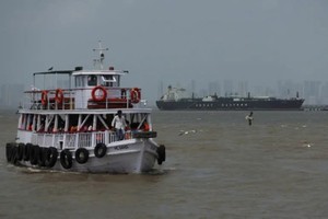 Các quốc gia tìm cách duy trì dòng chảy năng lượng qua eo biển Hormuz