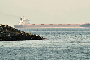 Iran nới lỏng kiểm soát eo biển Hormuz: Tác động gì đến nguồn cung dầu toàn cầu?