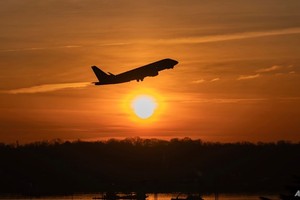 IATA: Việc bổ sung nguồn nhiên liệu bay có thể mất nhiều tháng ngay cả khi eo biển Hormuz mở cửa trở lại