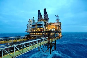 Giá dầu Biển Bắc đạt mức cao kỷ lục khi Iran tiếp tục kiểm soát eo biển Hormuz