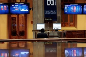 Giá dầu giảm về 90 USD/thùng khi Iran mở cửa hoàn toàn eo biển Hormuz 