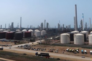 Mỹ áp lệnh trừng phạt nhà máy lọc dầu tư nhân của Trung Quốc vì mua dầu Iran