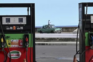 Tồn kho dầu toàn cầu giảm nhanh giữa khủng hoảng nguồn cung
