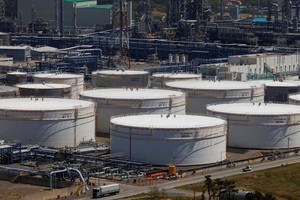 Tồn kho dầu toàn cầu lao dốc vì khủng hoảng eo biển Hormuz