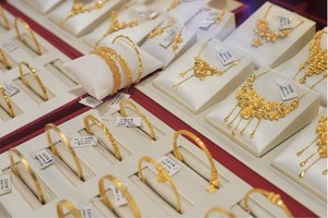 Đà tăng kỷ lục của vàng chững lại trước kỳ vọng Fed giữ lãi suất cao và đồng đô la mạnh