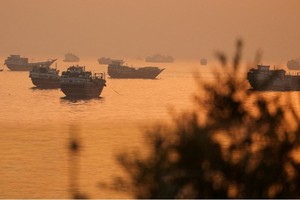 Việc mở lại eo biển Hormuz chưa thể nhanh chóng khôi phục dòng chảy dầu toàn cầu