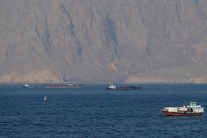 Giá dầu tăng vọt trở lại do căng thẳng xung quanh eo biển Hormuz