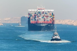 Lưu lượng qua Kênh đào Suez tăng trở lại giữa tắc nghẽn eo biển Hormuz