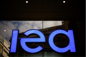 IEA tăng tốc xả dầu dự trữ trong bối cảnh nguồn cung gián đoạn