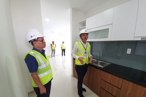 Khách hàng thăm quan căn hộ mẫu dự án Phú Đông Premier .