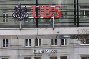 Sau sáp nhập: UBS có thể cắt giảm gần 1/3 nhân sự, UBS và Credit Suisse có khả năng bị điều tra hình sự
