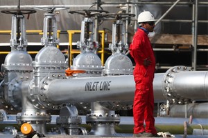 Dầu giảm xuống thấp nhất trong 2 tuần qua