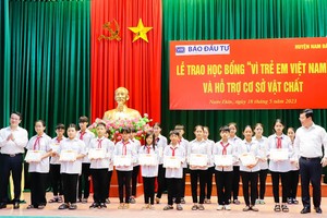 Bộ Kế hoạch và Đầu tư trao học bổng cho 150 học sinh tiêu biểu tỉnh Nghệ An