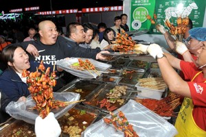  Thành phố nghèo nổi lên thành hiện tượng du lịch của Trung Quốc vì sở hữu món thịt xiên độc nhất vô nhị