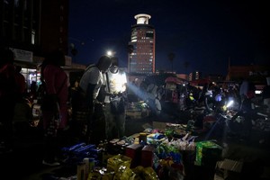 Người dân Zimbabwe chuyển sang mua sắm ban đêm vì lạm phát tăng cao