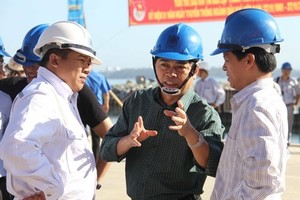 Ông Nguyễn Xuân Sơn (giữa) khi còn làm ở PVN