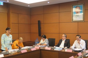 Đoàn đại biểu Quốc hội TP.HCM thảo luận tại tổ sáng nay (24/10).