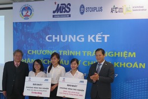 Ông Trần Hải Hà, Tổng giám đốc MBS (ngoài cùng bên phải) trao giải nhất cho Bội Bão