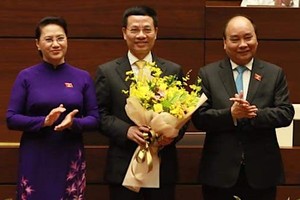 Chủ tịch Quốc hội Nguyễn Thị Kim Ngân và Thủ tướng Nguyễn Xuân Phúc chúc mừng ông Nguyễn Mạnh Hùng. Ảnh: Vnexpress