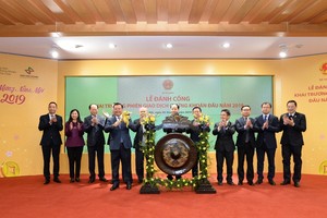 Bộ trưởng Đinh Tiến Dũng đánh cồng khai trương phiên giao dịch chứng khoán đầu năm 2019