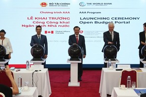 Bộ trưởng Bộ Tài chính Đinh Tiến Dũng, Đại sứ Thụy Sĩ Ivo Sieber, Giám đốc điều hành Danh mục dự án của Ngân hàng Thế giới tại Việt Nam Stefanie Stallmeister và quyền Trưởng ban Hợp tác phát triển thuộc Đại sứ quán Canada Nina Seahra, bấm nút vận hành Cổng công khai Ngân sách nhà nước