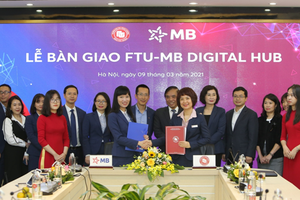 Bà Trần Thị Bảo Quế, thành viên Ban điều hành MB và PGS.TS Phạm Thu Hương, Phó Hiệu trưởng FTU tại lễ bàn giao “FTU-MB Digital Hub”