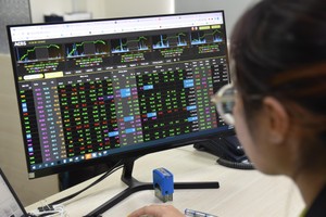 VN- Index giảm hơn 55 điểm, có nên “bắt dao rơi”?