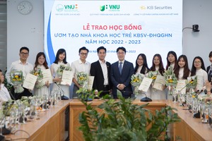 KBSV trao học bổng cho 40 sinh viên Đại học Quốc gia Hà Nội