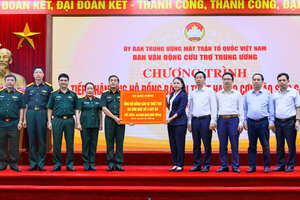 Đại tá Vũ Thị Hải Phượng – Phó Chủ tịch Hội đồng quản trị Ngân hàng TMCP Quân đội (MB) (thứ tư từ trái qua) đại diện MB cùng Bộ Quốc phòng trao số tiền ủng hộ