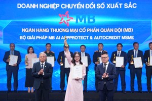 Đại diện MB, bà Phạm Thị Kim Phượng – Giám đốc dự án Nhà máy số Doanh nghiệp lên nhận giải thưởng.