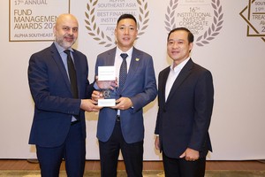 Ông Nguyễn Đức Hoàn - Tổng giám đốc (giữa) và Ông Võ Đình Nam - Giám đốc nhân sự (phải) nhận giải thưởng tại Singapore