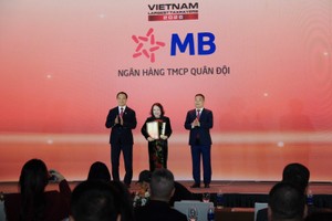 Bà Vũ Thị Hải Phượng, Phó Chủ tịch HĐQT MB nhận vinh danh từ ban tổ chức.