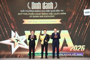 Ông Phí Tuấn Thành, Tổng giám đốc Techcom Capital nhận vinh danh từ Ban tổ chức
