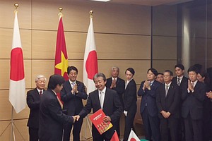 Vietjet và MUFG ký kết hợp tác trước sự chứng kiến của Thủ tướng Nhật Bản Shinzo Abe và Tổng bí thư Đảng Cộng sản Việt Nam Nguyễn Phú Trọng