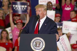 Tổng thống Mỹ Donald Trump trong buổi gặp gỡ các cử tri tại Bắc Carolina hôm 9/9. Ảnh: CNN