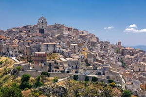 Những ngôi nhà ở thị trấn Mussomeli, Ý đang được rap bán với giá 1 euro.