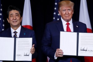Thủ tướng Nhật bản Shinzo Abe và Tổng thống Mỹ Donald Trump tại Lễ ký kết thương mại song phương ngày 25/9. Ảnh: Reuters.