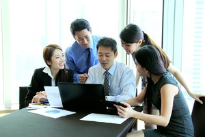 Chế độ lương thưởng phù hợp sẽ giúp các doanh nghiệp giữ chân hiệu quả người tài. Ảnh: HRone